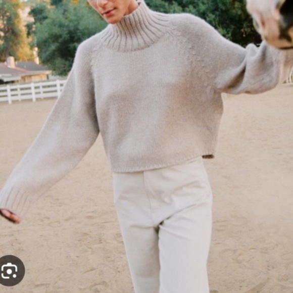 ISO: OZMA Eugene Sweater XS/S - Picture 2 of 2